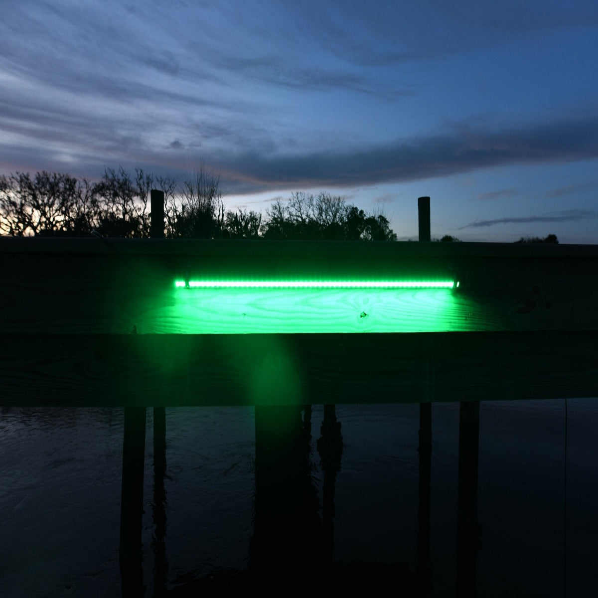 HydroGlow DM260G DockMaster Above Water Dock Light-Green product image 4